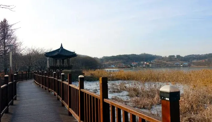 아산 신정호수공원 데크길 / 사진=아산 문화관광