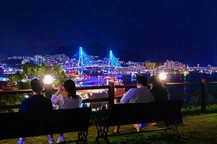 우암동 도시숲 밤 모습 / 사진=ⓒ한국관광공사 김효서