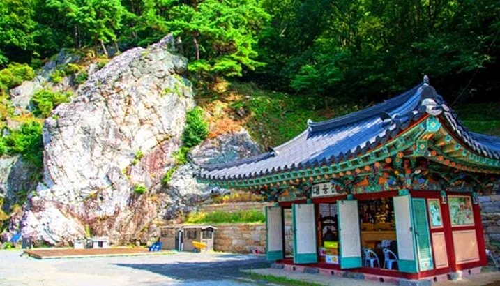 쌀바위와 대웅전 / 사진=국가유산청