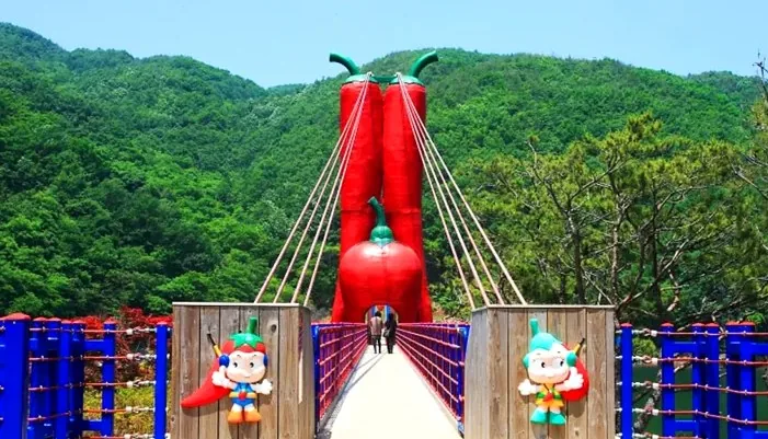 구기자와 고추를 형상화한 주탑 / 사진=청양군 문화관광