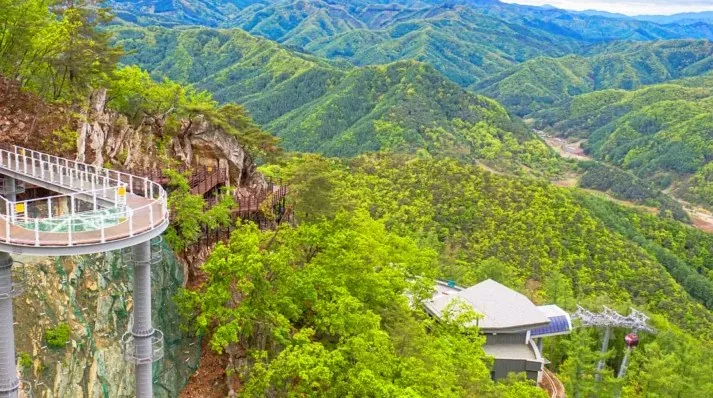 스카이워크와 산책로 / 사진=춘천 삼악산 호수케이블카
