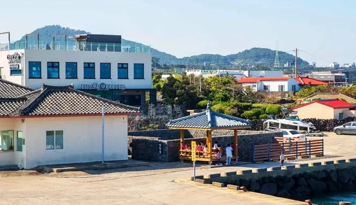 닭머르해안길 마을 풍경 / 사진=한국관광공사 김지호