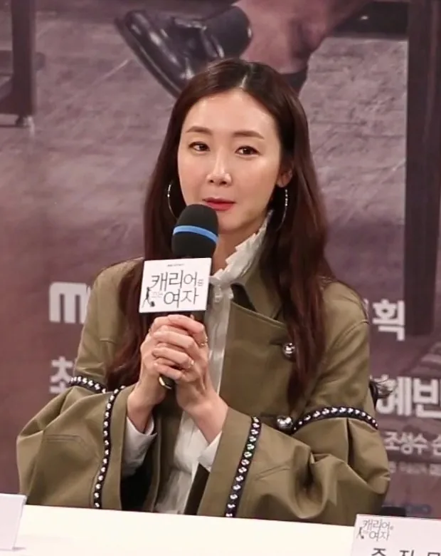 (TV10) 최지우와 주진모의 완벽한 케미 캐리어를 끄는 여자 제작발표회 최지우 55s