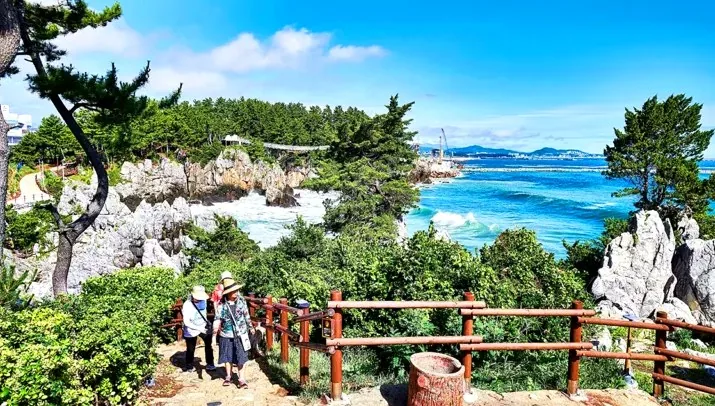 추암해변 산책로 / 사진=ⓒ한국관광공사 강원지사