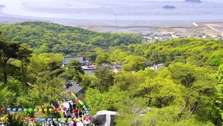서해 조망하는 보문사 / 사진=게티이미지뱅크