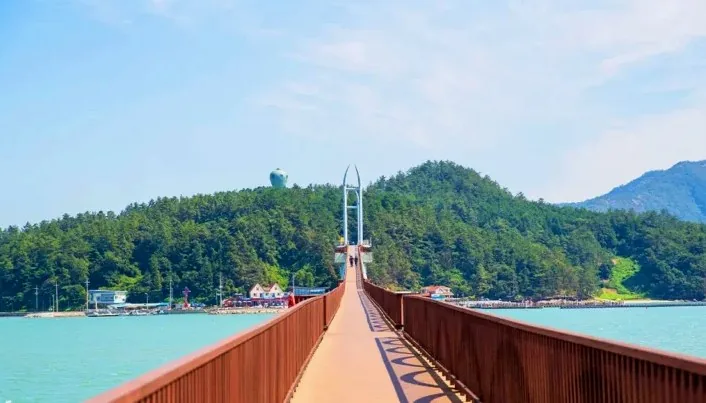 가우도 보행교와 청자타워 / 사진=한국관광콘텐츠랩