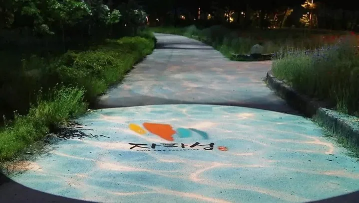 자라섬 야경 산책로 / 사진=가평군