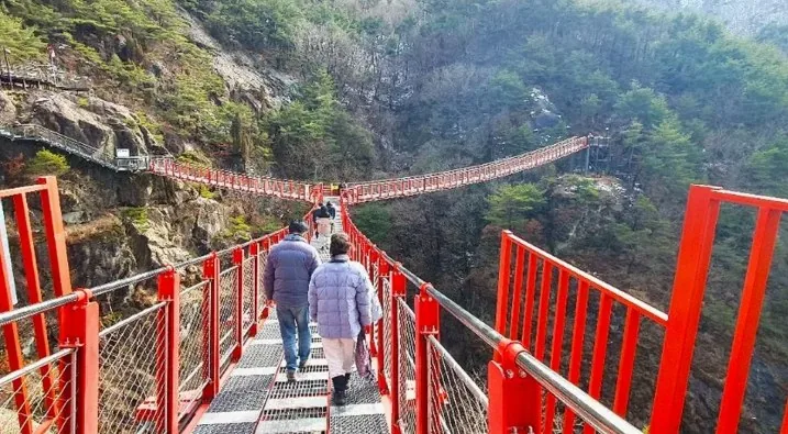 거창 우두산 출렁다리 건너는 모습 / 사진=거창군 공식 블로그