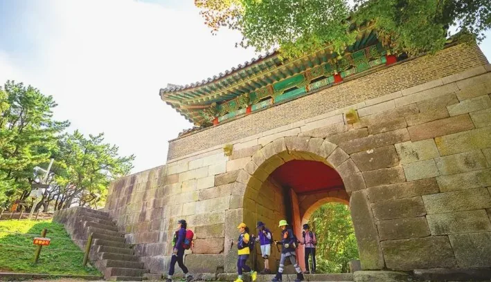 금정산성 동문 / 사진= 부산광역시 공식 블로그