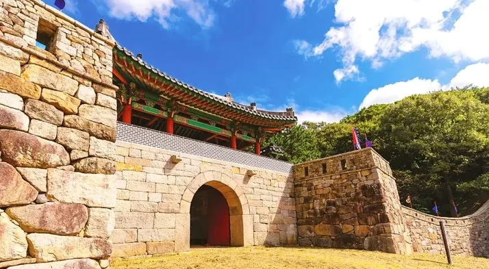 금정산성 서문 / 사진= 부산광역시 공식 블로그