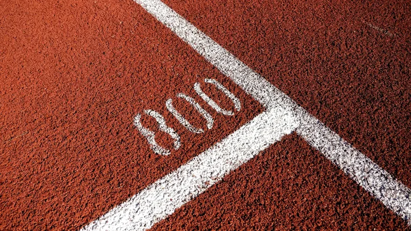 800 metres track running start line