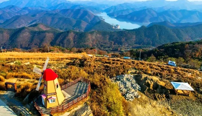 화산마을 풍차전망대 / 사진=ⓒ한국관광공사 라이브스튜디오