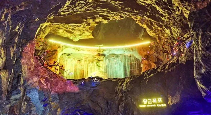 황금폭포 풍경 / 사진=광명동굴