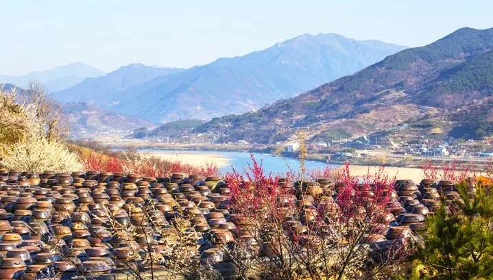 섬진강과 전통 옹기 / 사진=게티이미지뱅크