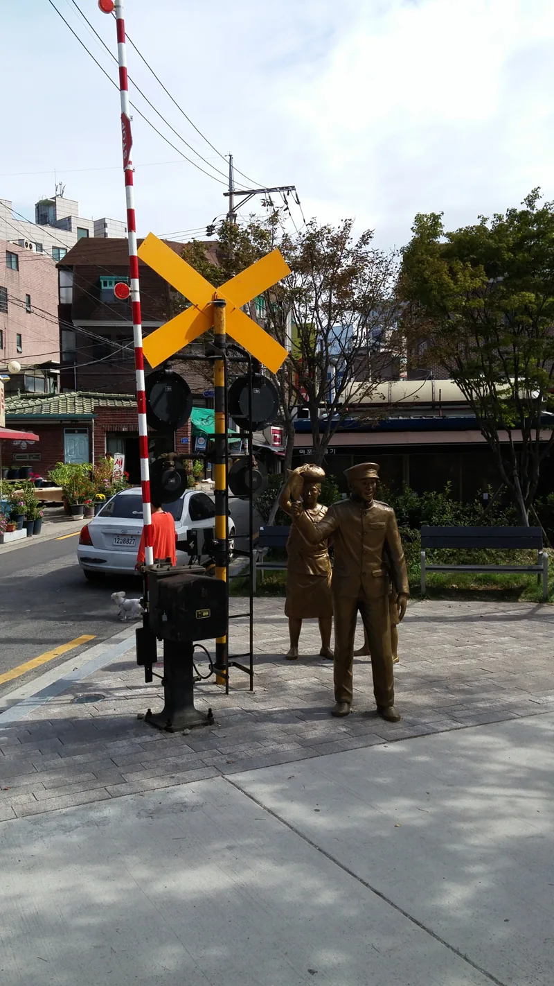Gyeonguiseon Forest Trail Park and Ttaeng-ttaeng Street in S