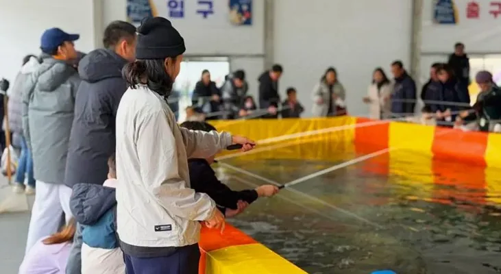 홍천강 꽁꽁축제 가족 실내낚시터 / 사진=홍천강 꽁꽁축제