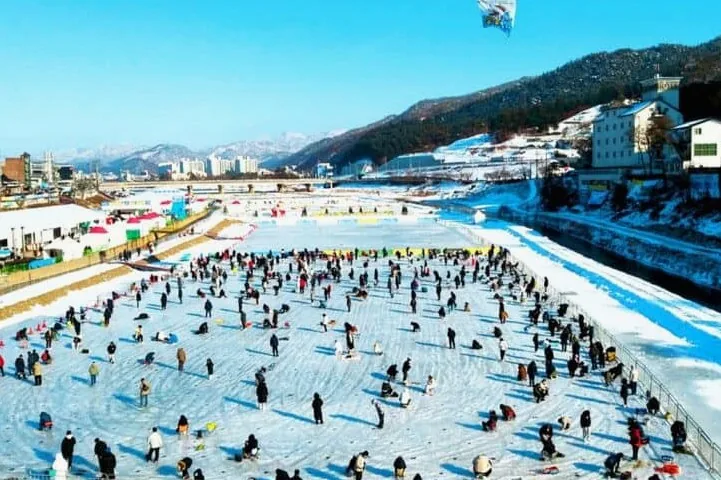 홍천강 꽁꽁축제 얼음낚시 풍경 / 사진=홍천축제