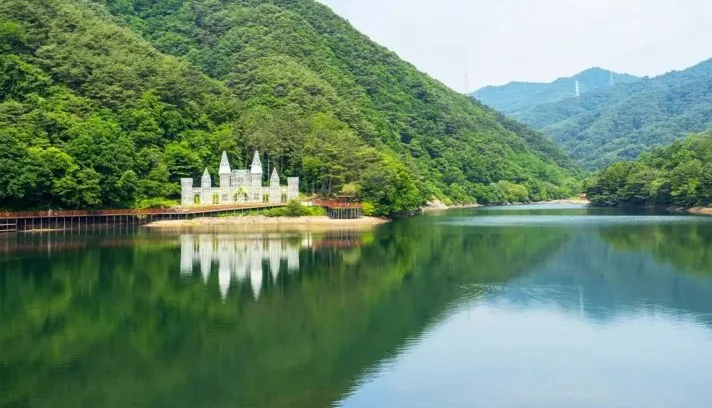 비룡담 저수지 둘레길 / 사진=게티이미지뱅크