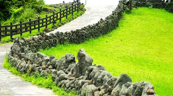 산굼부리 돌담길 / 사진=비짓제주