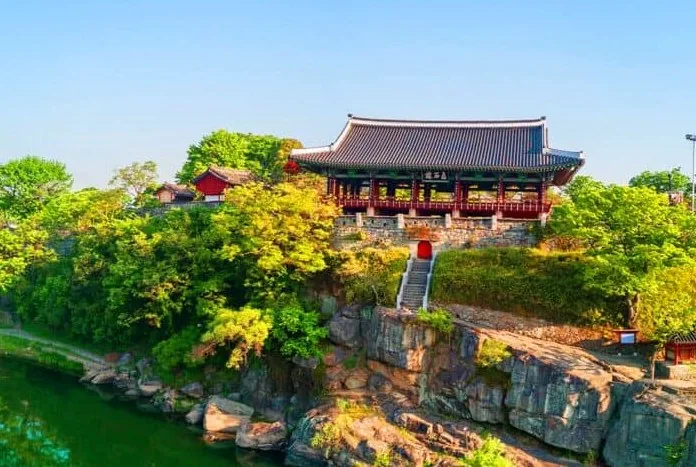진주성 웅장한 촉석루 / 사진=한국관광공사 김지호
