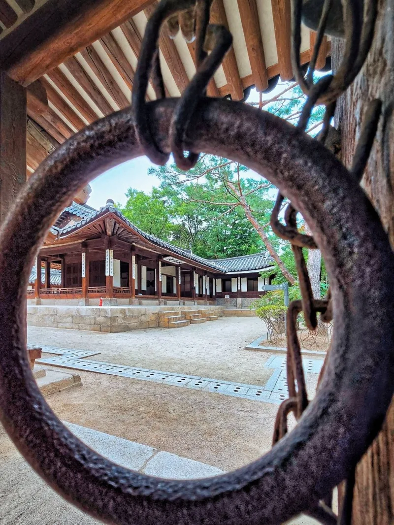 문고리 너머 과거로의 여행