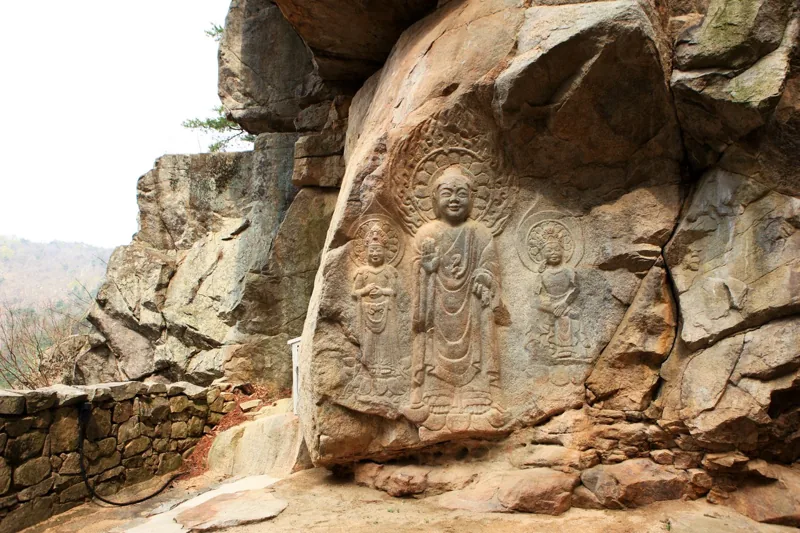 서산 용현리 마애여래삼존상