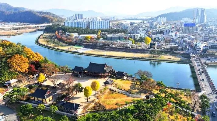 밀양 영남루 전경 / 사진=ⓒ한국관광공사 이범수