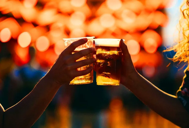 야간 축제에서 맥주 마시기 / 사진=게티이미지뱅크