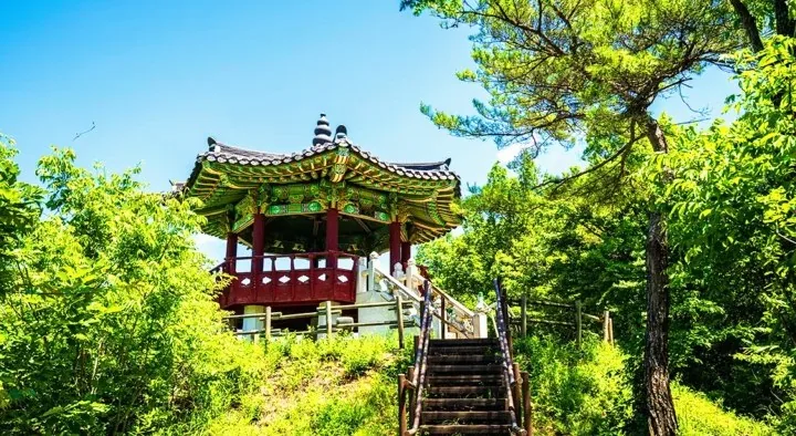 봉명산 출렁다리 정자 / 사진=한국관광콘텐츠랩