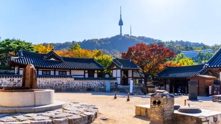 남산서울타워가 보이는 남산골한옥마을 / 사진=남산골한옥마을