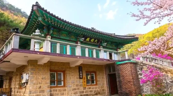 범륜사의 봄날 / 사진=경기관광플랫폼, AI