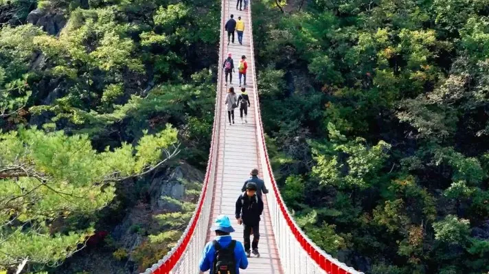 감악산 출렁다리 걷는 시민들 / 사진=한국관광공사 한반도관광센터 비켄