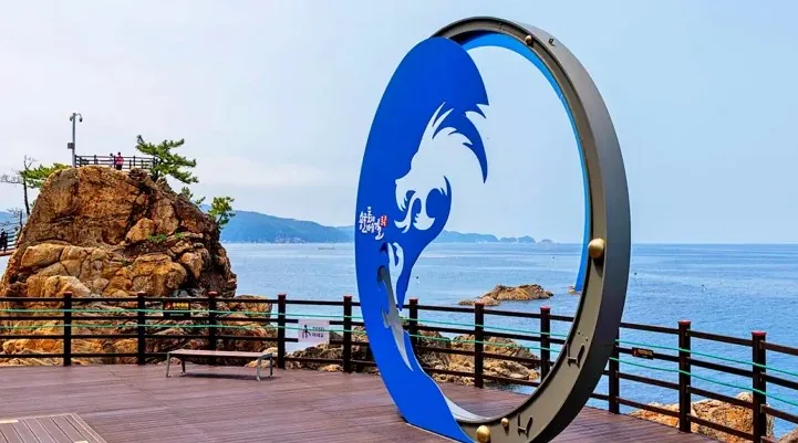 용의 전설 품은 초곡용굴촛대바위길 / 사진=한국관광콘텐츠랩