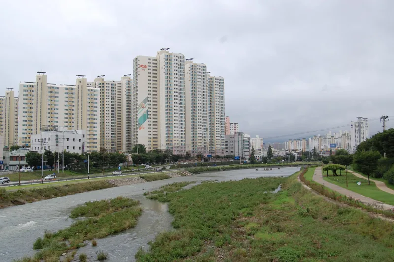 Korea Deagu Sincheon River and Expressway