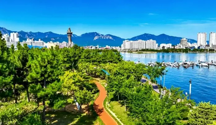청초호 맨발 걷기 길 / 사진=속초시