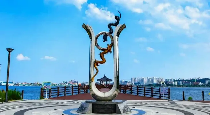 청초호 용 조형물 / 사진=한국관광공사 이범수