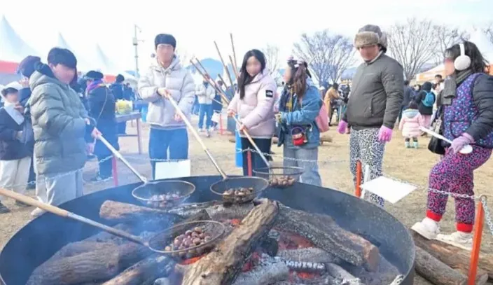 밤을 굽는 사람들 / 사진=2026 겨울공주 군밤축제