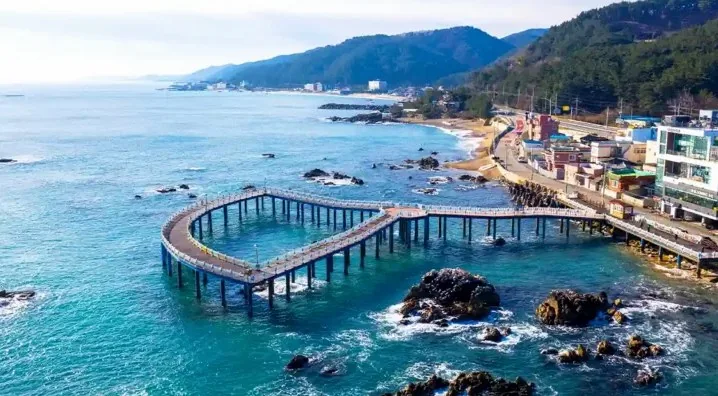 삼사해상공원 삼사해상산책로 풍경 / 사진=한국관광공사 김지호