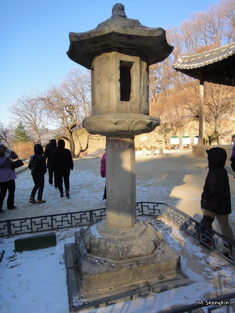 Stone Lantern, Buseoksa, Yeongju (영주 부석사 무량수전 앞 석등) - panora