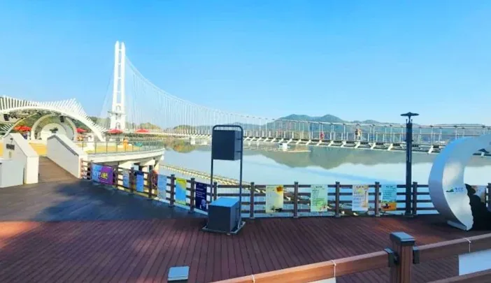 예당호 출렁다리 낮 / 사진=예산군