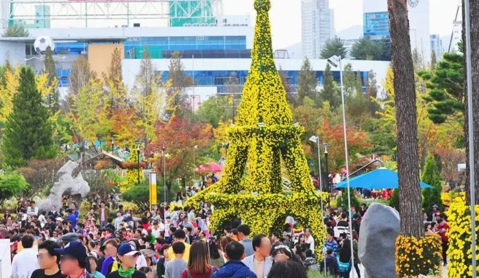 유성국화축제 국화 에펠탑 / 사진=유성구